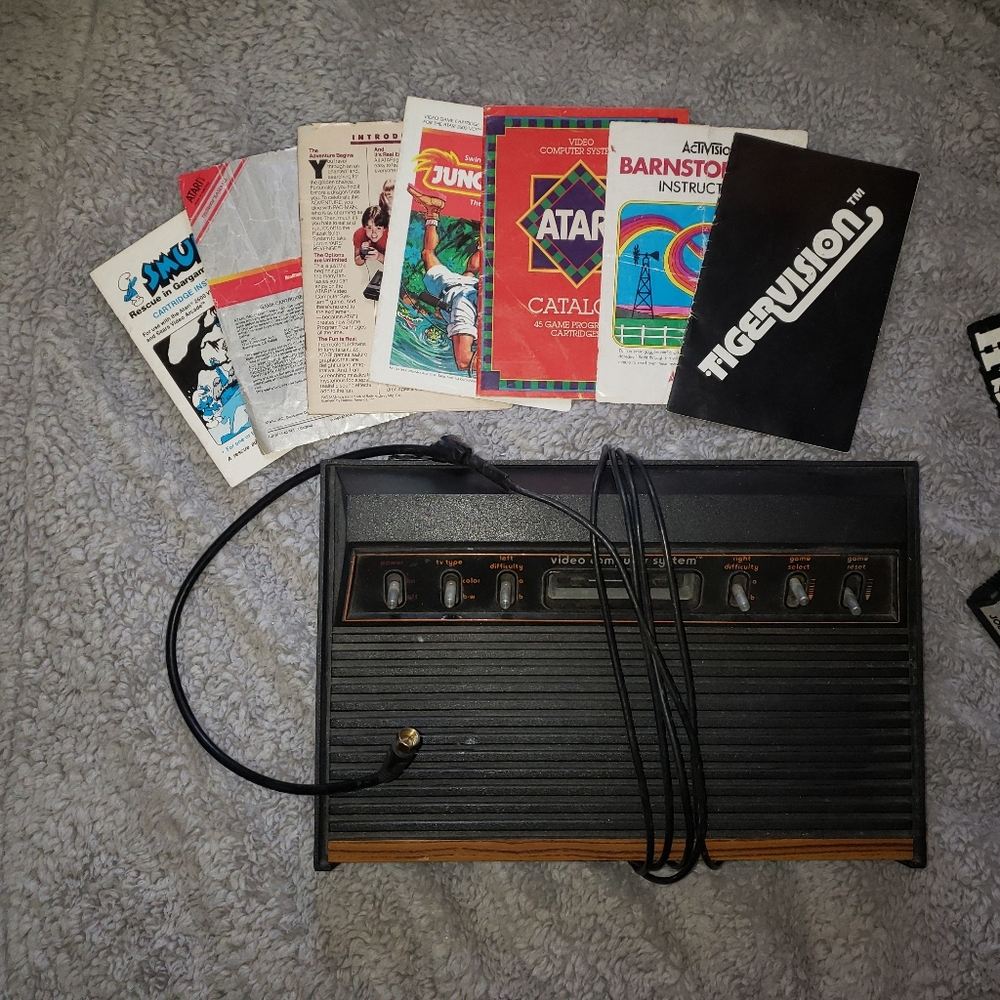 Atari 2600 Vintage Original Woodgrain Console w/ Controllers
